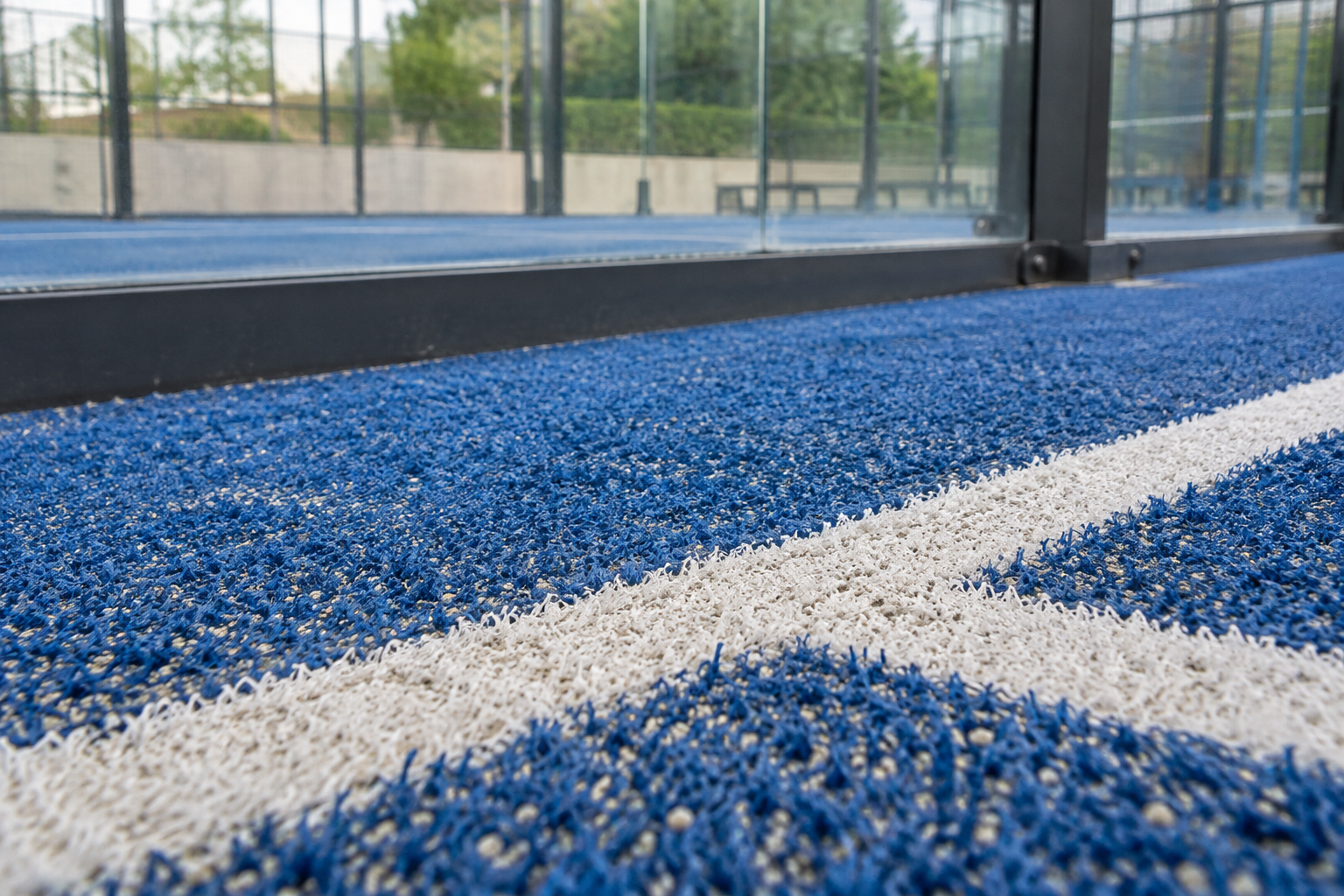 Illustration de fibres de gazon bleu de padel, ligne blanche et remplissage de sable