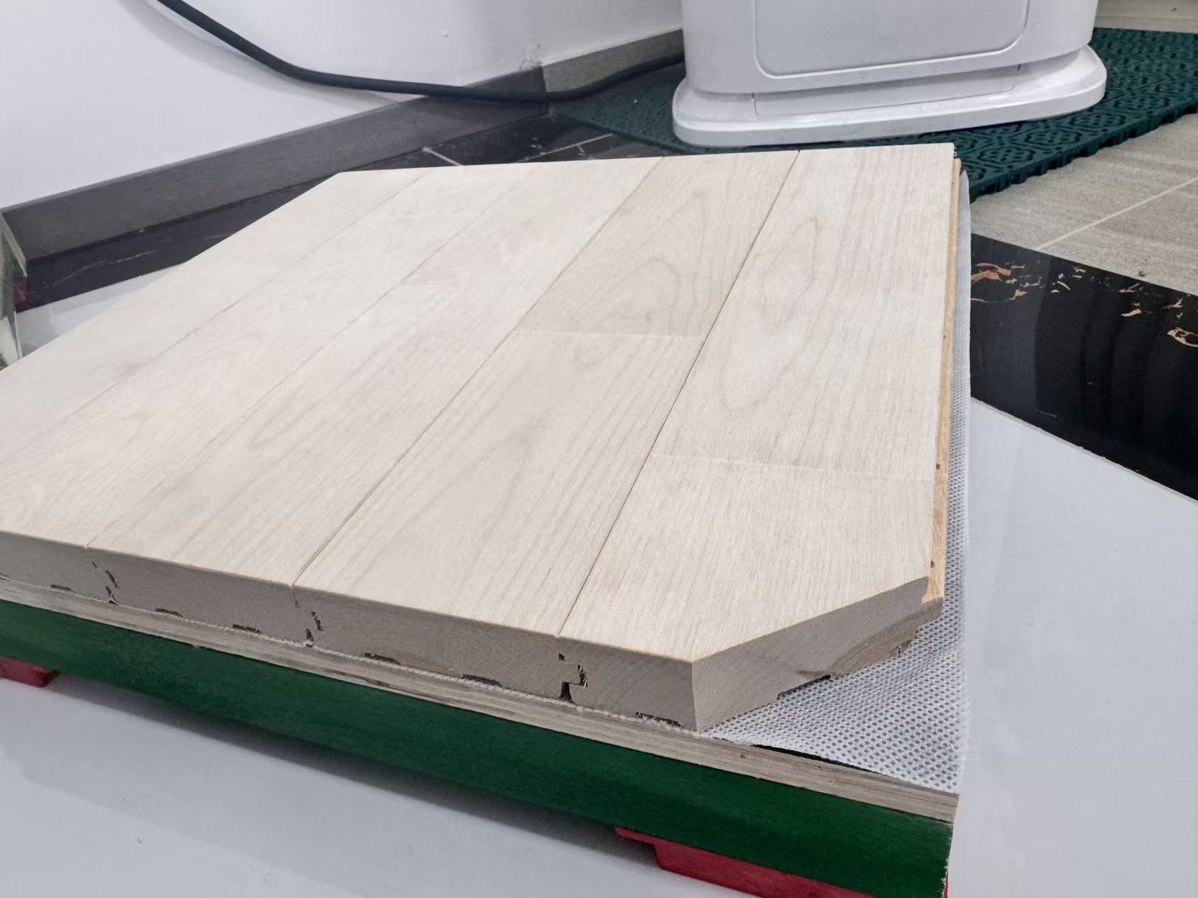 Échantillon de plancher sportif en érable stratifié